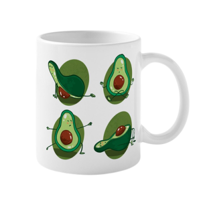 Caneca branca com quatro desenhos de abacates a fazer yoga