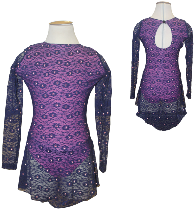 Vestido de renda azul com forro cor-de-rosa e detalhe oval nas costas