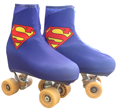 Patins clássicos com capas azuis e símbolo do Superman vermelho e amarelo