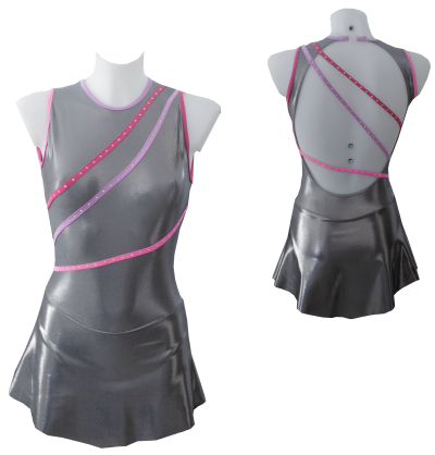 vestido desportivo prateado com detalhes em rosa e lilás e saia curta