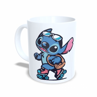 Caneca branca com desenho do personagem Stitch a andar de patins