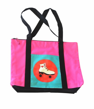 Saco tote rosa com bolso azul turquesa e desenho de patim amarelo em círculo laranja