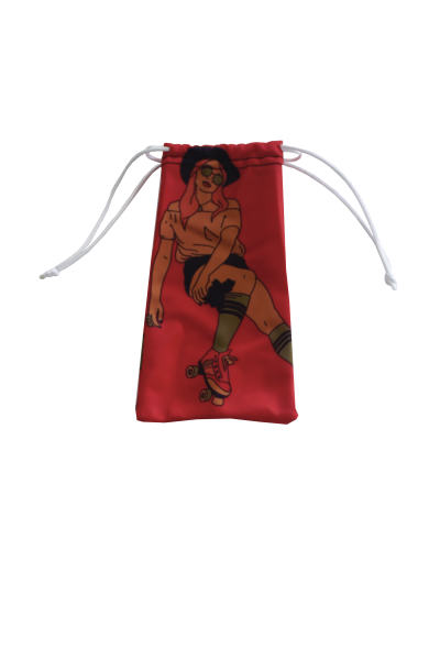 Estojo vermelho com estampa de mulher de patins e cordões brancos