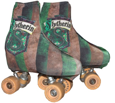 Patins de quatro rodas com capa de tecido às riscas verdes e castanhas e brasão Slytherin