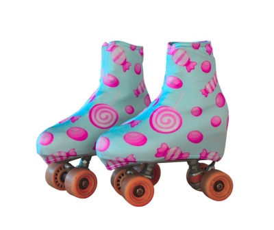 Patins com capas protetoras azuis com padrão de doces cor-de-rosa