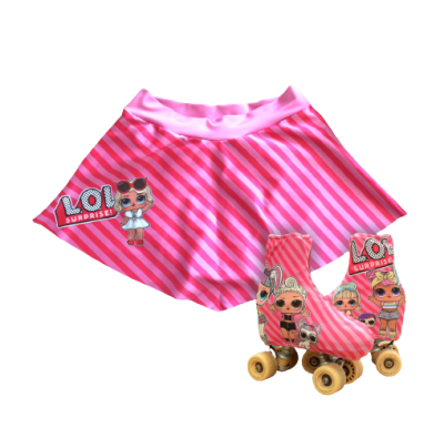 Conjunto infantil de saia e patins cor-de-rosa às riscas com personagens LOL Surprise.