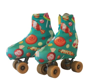 Patins de rodas com capas coloridas e padrão de doces.