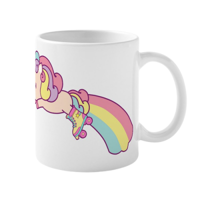 Caneca com desenho de unicórnio em patins deslizando sobre arco-íris colorido