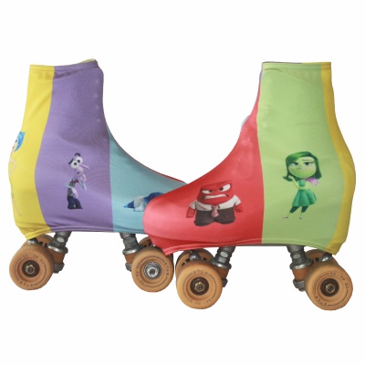 Patins em linha coloridos com capas de personagens animados