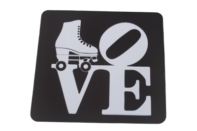 Placa preta com palavra 'LOVE' branca e patim de rodas a substituir a letra O