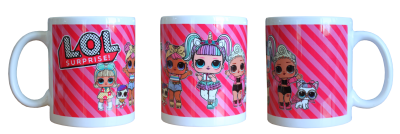 Caneca branca com personagens L.O.L. Surprise! em fundo rosa com riscas