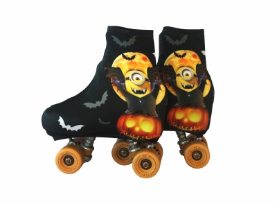 Patins de 4 rodas com capa preta e decoração de morcegos e monstro amarelo em abóbora