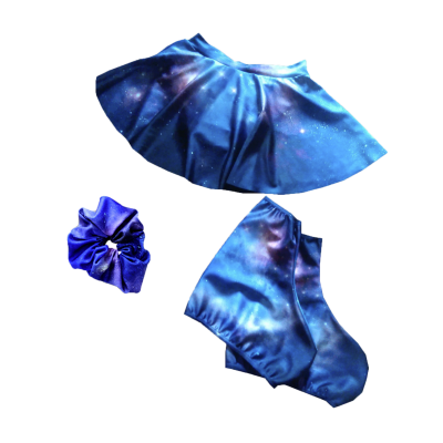 Conjunto azul com padrão de galáxia incluindo saia, meias e scrunchie