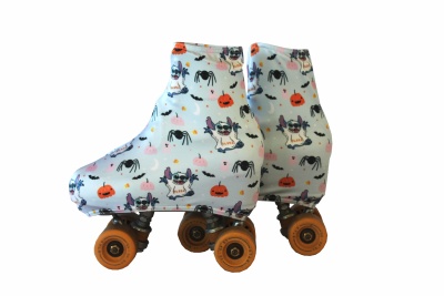 Patins de quatro rodas com capa branca e desenhos de aranhas e abóboras