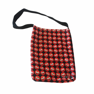 Mala tipo saco com padrão de círculos vermelhos e desenho de um pé