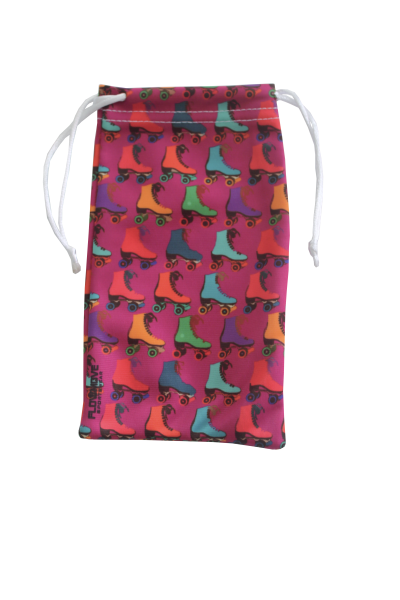 Saco de tecido rosa com padrão de patins coloridos e cordão branco