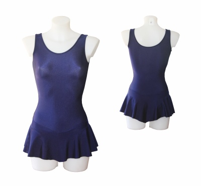Fato de banho feminino azul escuro com saia, frente e costas em manequins.