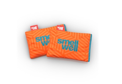 Dois sacos de cheiro laranja com texto azul 'smell well' e etiquetas vermelhas