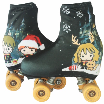Cobre patins preto com desenhos de personagens e Natal.