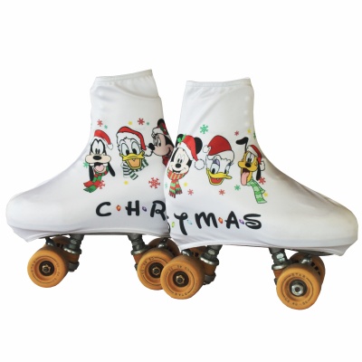 Patins com capa protetora branca com personagens Disney e texto CHRISTMAS.