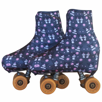 Patins de rodas clássicos com capa preta decorada com caveiras roxas e brancas.