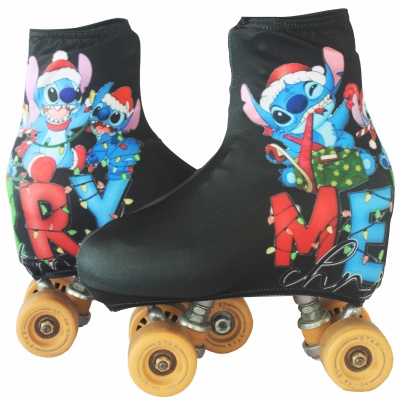 Patins com capas pretas estampadas com personagens azuis e letras vermelhas e azuis