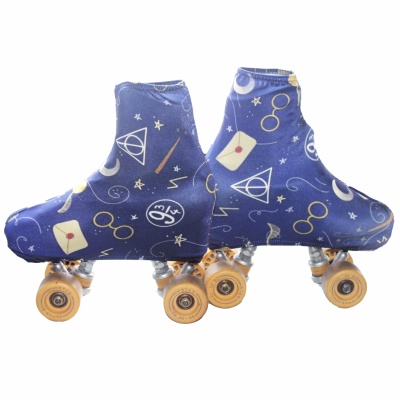 Patins de rodas com capa protetora azul decorada com padrões mágicos e rodas laranja.