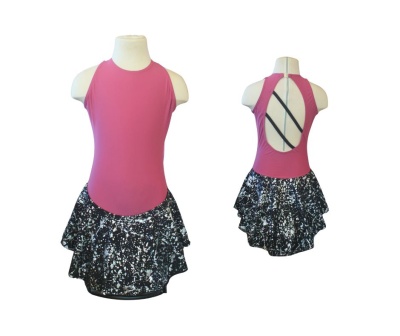 Vestido de baile cor-de-rosa com saia preta e branca e costas abertas