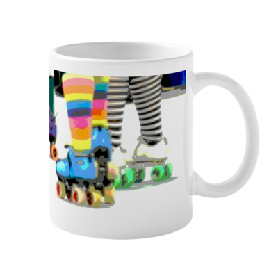 Caneca branca com imagem de pernas com patins coloridos