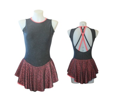 Vestido de ginástica feminino cinzento com saia vermelha e alças cruzadas nas costas