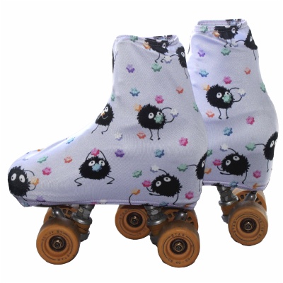 Patins de quatro rodas com capa cinzenta com desenhos de personagens pretos e flores coloridas