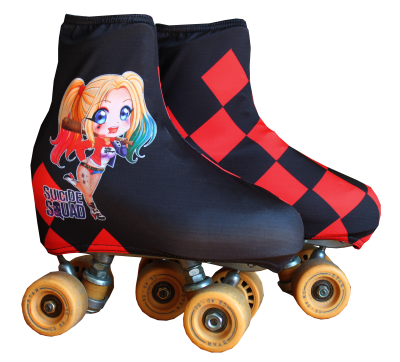 Patins com capa preta e vermelha, ilustração de Harley Quinn e rodas amarelas