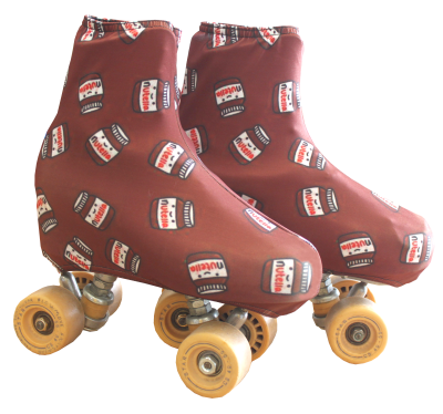 Patins com capa castanha estampada de Nutella e rodas amarelas