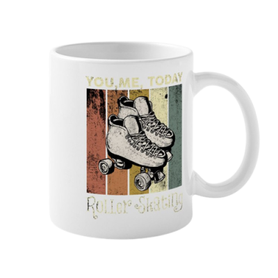 Caneca branca com desenho de patins de rodas e texto decorativo.