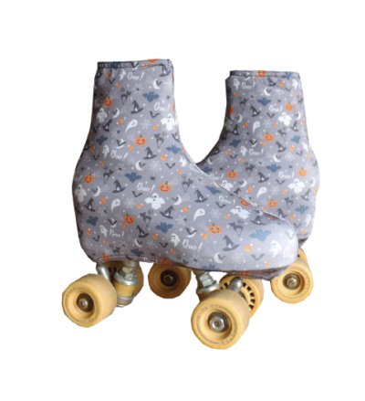 Botas de patinagem com protetores cinza padrão Halloween e rodas amarelas