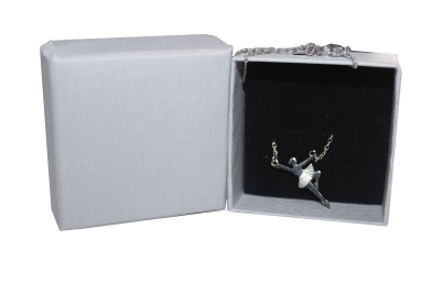 Colar com pendente de figura humana em caixa de joias cinza com interior preto