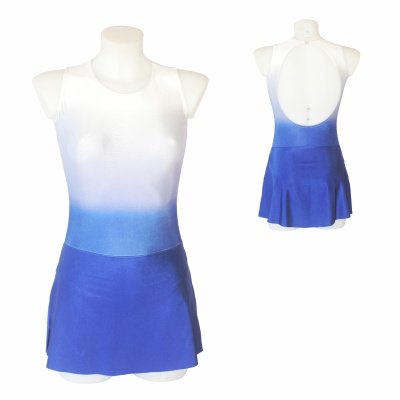 Vestido de desporto azul e branco com saia e decote redondo em manequim