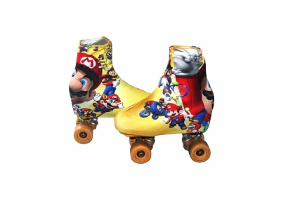 Patins tradicionais de quatro rodas com estampa de personagens do Mario