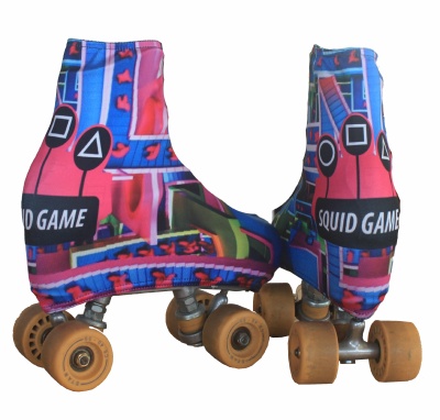 Patins com capa colorida e texto SQUID GAME