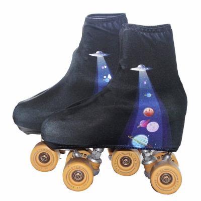 Patins de rodas pretos com decoração de planetas e disco voador e rodas amarelas