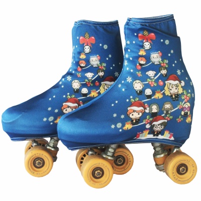Patins de rodas com proteção azul e estampados natalícios de personagens cartoon