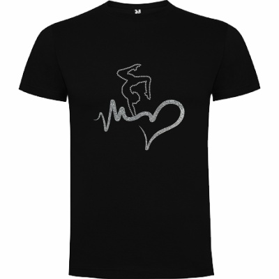 T-shirt preta com desenho prateado no centro