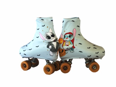 Patins de 4 rodas com capa protetora de tecido azul e bege com personagens e morcegos.