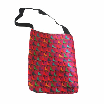 Saco vermelho com padrão de patins coloridos e alça preta