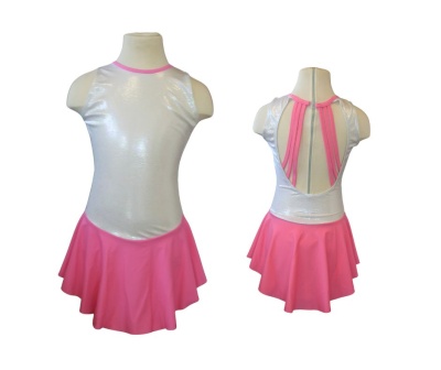 Vestido de ginástica prateado e rosa visto de frente e atrás