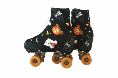 Patins com capa preta decorada com temas de Halloween e rodas laranja