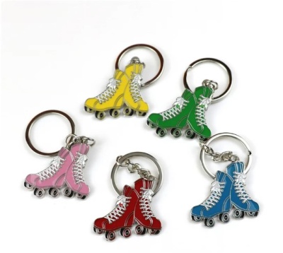 Chaveiros coloridos em forma de patins em linha