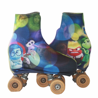 Patins de quatro rodas com capas coloridas de personagens do filme 'Inside Out'.