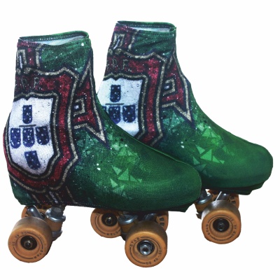 Par de patins com capas verdes e brasão em destaque