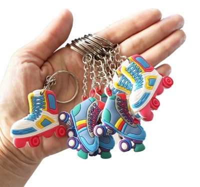 Chaveiros de patins coloridos em mão